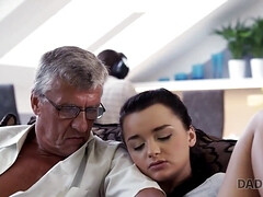 18, フェラチオ, 茶髪の, 捕まる, 爸, Hd, オナニー, ティーン