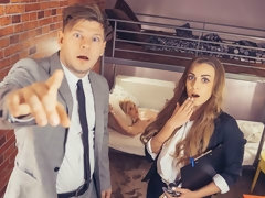 Blonde, Sucer une bite, Éjaculer dans la bouche, Tir de sperme, En levrette, 2 femmes 1 homme, Léchez, Nénés