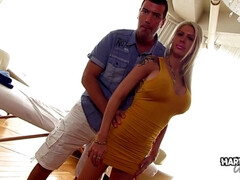 Gros seins, Blonde, Sucer une bite, Plantureuse, Couple, Tir de sperme, Rasée, Branlette espagnole