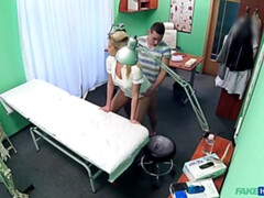 Sucer une bite, Couple, Éjaculation interne, Branlette thaïlandaise, Infirmière, Bureau, Uniforme, Voyeur
