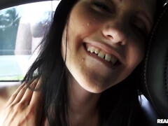 Mamada, Coche, Hembra, Penetracion con dedos, Lesbiana, Orgasmo, Pequeña, Pov