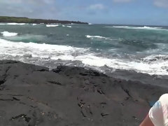 Amateur, Plage, Brunette brune, Petite amie, Dénudage, Tatouage, Allumeuse, Nénés