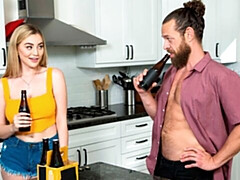 Gros cul, Grosse bite, Gros seins, Blonde, Sucer une bite, En levrette, Cuisine, Adolescente