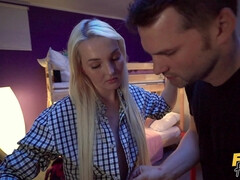 Dormitorio, Rubia, Mamada, Morena, Checa, Jeans, Masturbación, Tetas naturales