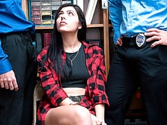 Geschnappt, Doppelpenetration, Hardcore, Latina, Rasiert, Flotter dreier, Titten, Uniform