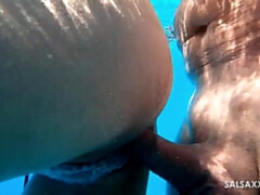 Badpak, Bruinharig, Handbeurt, Latijnse vrouw, Buiten, Gezichtspunt, Tieten likken, Nat