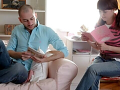 18 ans, Chambre à dormir, Grosse bite, Brunette brune, En levrette, Seins naturels, Adolescente, Nénés