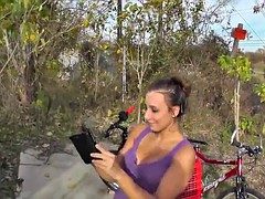 Brunette brune, Tir de sperme, Public