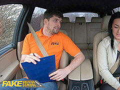 Pijpbeurt, Bruinharig, Auto, Europees, Sperma in gezicht, Openbaar, Realiteit, Tieten likken