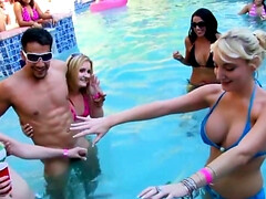 Gros cul, Bikini, Blonde, Homme nu et filles habillées, Hd, Fête, Piscine, Adolescente