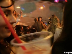 Gros seins, Homme nu et filles habillées, Dansant, Groupe, Hard, Talons, Embrassement, Orgie