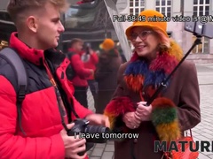 Oudere vrouw, Lul, Hondjeshouding, Omie, Rijpe lesbienne, Buiten, Zuigen