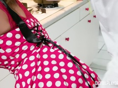 Blondine, Blasen, Betrug, Schwanz, Hundestellung, Küche, Kurzes haar, Tätowierung