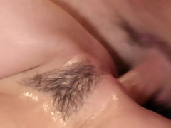 Bruinharig, Diep in de keel, Vingeren, Zoenen, Natuurlijke tieten, Olie, Douche, Tatoeage