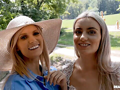 Блондинки, Дилдо, Вставлять, Лесбиянка, Милф, На природе, Юбки, Сиськи