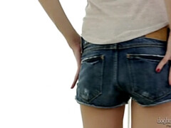 Grote mammen, Bruinharig, Universiteit, Masturbatie, Rijpe lesbienne, Moeder die ik wil neuken, Alleen, Tatoeage