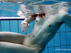 Brunette brune, Femelle, Petite femme, Piscine, Public, Maigrichonne, Solo, Sous marin