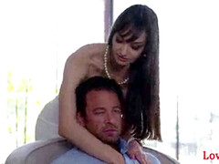 Sucer une bite, Brunette brune, Tromperie, Mère que j'aimerais baiser, Bureau