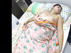 18 ans, Sucer une bite, Collège université, Éjaculation interne, Tir de sperme, Pénétrer avec le poing, Partouze, Petite femme