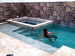 Grosser arsch, Blasen, Braunhaarige, Gruppe, Nackt, Pool, Spanisch, Tätowierung