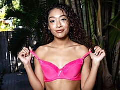 Gros cul, Brunette brune, Doigter, Seins naturels, Cheveux courts, Solo, Adolescente, Nénés