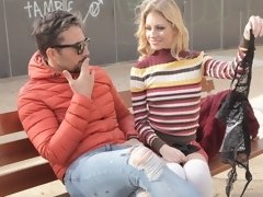 Cul, Blonde, Sucer une bite, Attrapée, En levrette, Branlette thaïlandaise, Rasée, Dénudage