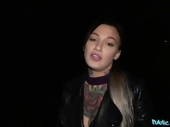 Mamada, Morena, Coche, Pajear, Sexo duro, Al aire libre, Tatuaje, Adolescente