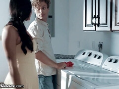 Kinderoppas, Grote kont, Grote mammen, Bruinharig, Rondborstig, Harig, Spuiten, Tieten likken