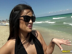 Grosser arsch, Braunhaarige, Spermaladung, Aufs gesicht abspritzen, Latina, Im freien, Muschi, Titten