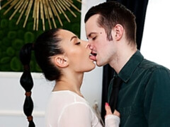 Amateur, Chambre à dormir, Sucer une bite, Brunette brune, Souple, Seins naturels, Adolescente, Nénés