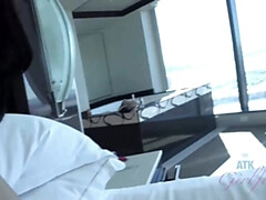 Enthousiasteling, Bruinharig, Fetisj, Voetbeurt, Gezichtspunt, Geschoren, Tatoeage, Tieten likken