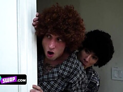 Grosser arsch, Cfnm, Pummelig, Bekleidet, Flotter vierer, Gruppe, Lesbisch, Stiefmutter