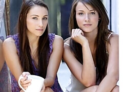 18, デカ尻, レズビアン, なめる, オマンコ, 剃毛, ガリガリ, ストリッピング