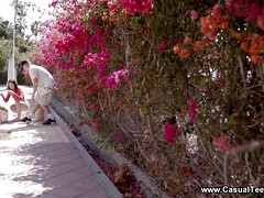 Sucer une bite, Brunette brune, Tir de sperme, Érotique, Européenne, Seins naturels, Rasée, Adolescente