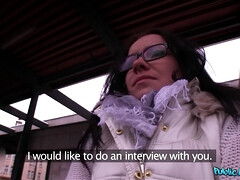 Sucer une bite, Brunette brune, Tchèque, Lunettes, De plein air, Piercing, Pov, Public