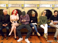 Britannique, Plantureuse, Talons, Public, Rousse roux, Softcore, Jarretelles, Allumeuse