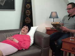 Sucer une bite, Brunette brune, Tir de sperme, Queue, Faciale, Mature, Seins naturels, Avaler