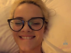 Amateur, Cuarto de baño, Rubia, Mamada, Masturbacion con pies, Gafas, Coño, Tetas