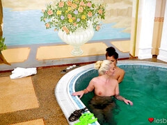 Stellung 69, Arsch, Tschechisch, Lecken, Natürlichen titten, Pool, Muschi, Titten