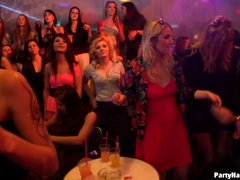 Grote lul, Blond, Pijpbeurt, Naakte man aangeklede vrouw, Lul, Vrouw, Handbeurt, Swinger