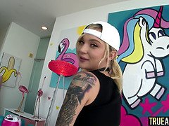 In den arsch, Arsch, Blondine, Blasen, Sich ausziehen, Entkleiden, Tätowierung, Titten