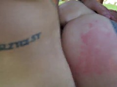 In den arsch, Grosse titten, Bikini, Braunhaarige, Fingern, Im freien, Tätowierung, Flotter dreier
