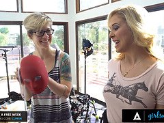 Grote kont, Compilatie, Interraciaal, Lesbisch, Likken, Kut duiken, Schreeuwen, Trio