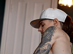 Anal, Sucer une bite, Bondage, En levrette, Robe, Homosexuelle, Public, Tatouage