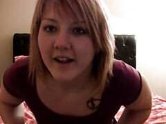 Enthousiasteling, Slaapkamer, Grote kont, Grote mammen, Masturbatie, Kort haar, Alleen, Strippen