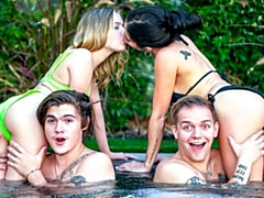 Grote kont, Grote lul, Pijpbeurt, Hondjeshouding, Natuurlijke tieten, Orgie, Tiener, Tieten likken