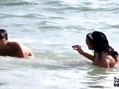 Plage, Brunette brune, Nourriture, Lesbienne, Nue  à poil, Nue, Public, Mouillée