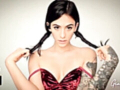 Brunette brune, Masturbation, Petite femme, Tatouage, Nénés, Jouets