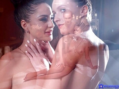 Noire, Tchèque, Lesbienne, Seins naturels, Huilée, Rasée, Nénés, Mouillée