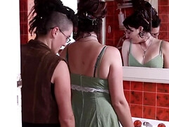 Bad, Grosser arsch, Braunhaarige, Fingern, Behaart, Hd, Milf, Muschi